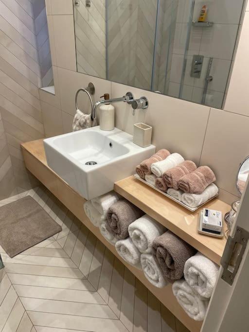 Stylish 3-bedroom Flat In Kensington Appartamento *