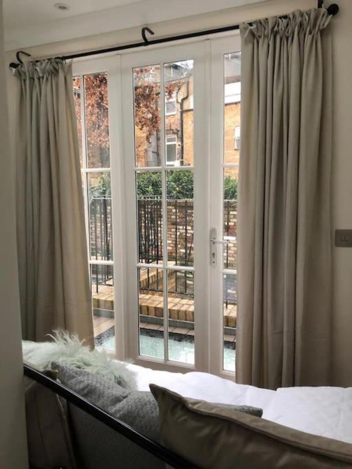 Stylish 3-bedroom Flat In Kensington Appartamento